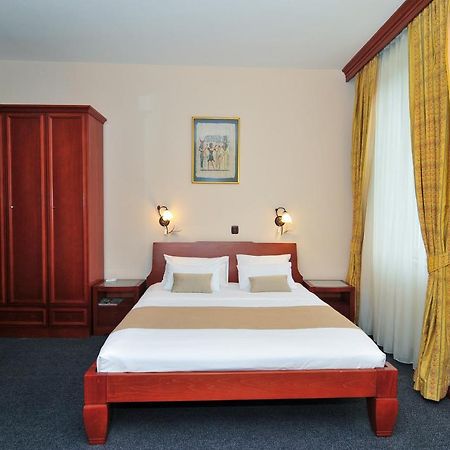 Hotel Montenegrino Тиват Екстериор снимка