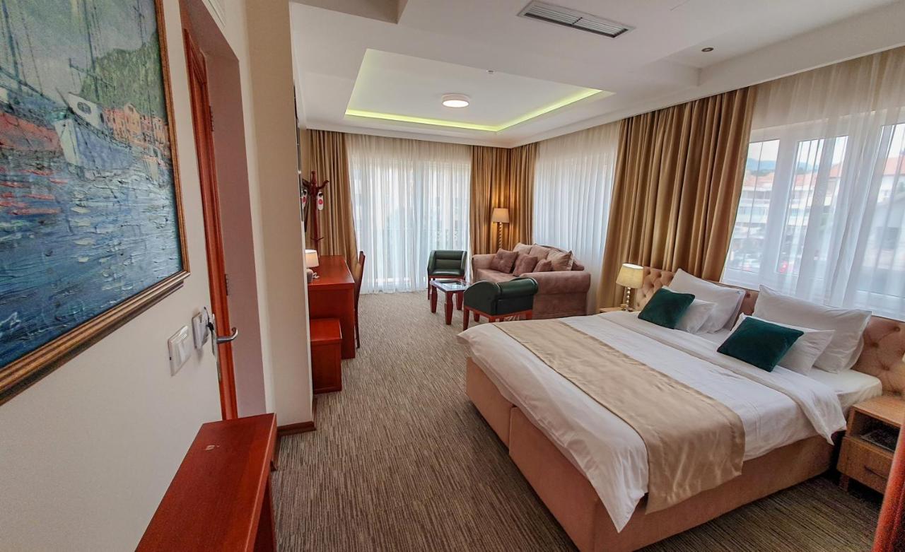 Hotel Montenegrino Тиват Екстериор снимка