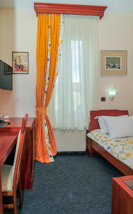 Hotel Montenegrino Тиват Екстериор снимка