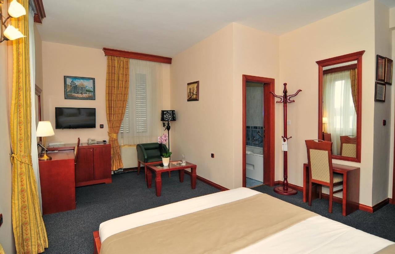 Hotel Montenegrino Тиват Екстериор снимка