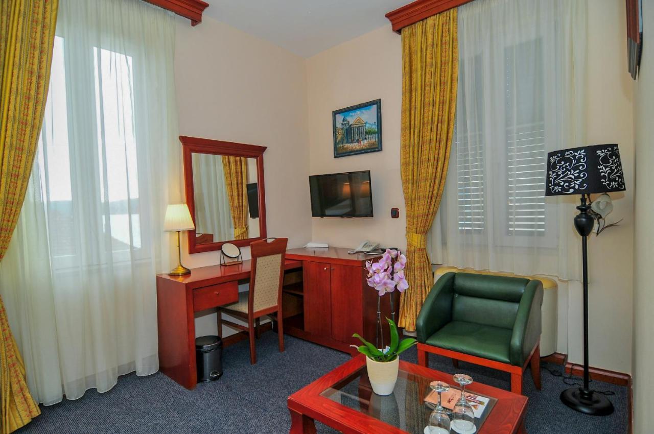 Hotel Montenegrino Тиват Екстериор снимка
